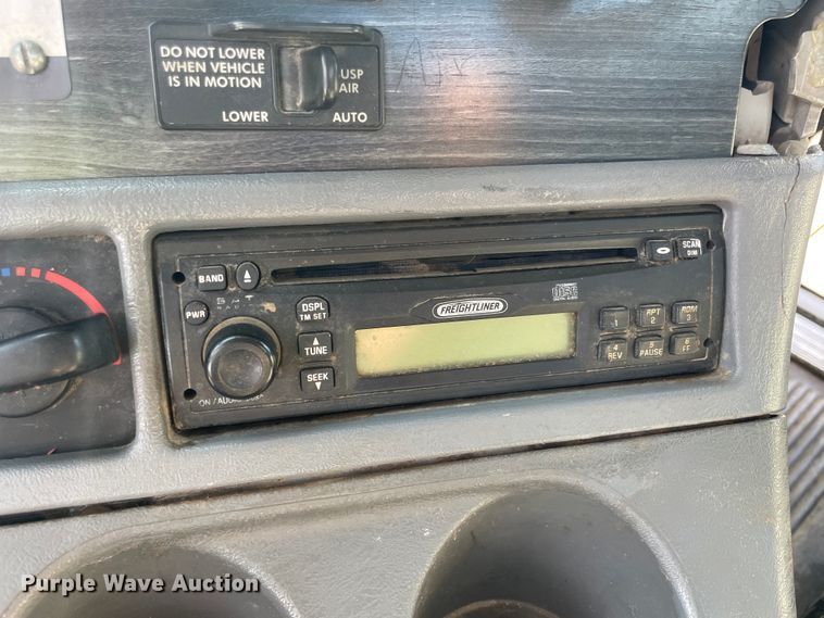 image for item IX9696 2006 Freightliner Columbia  semi truck