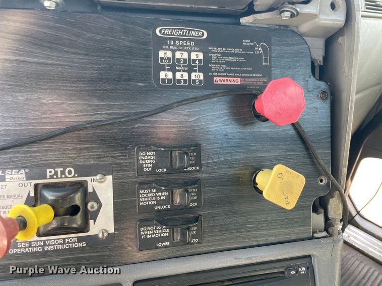 image for item IX9696 2006 Freightliner Columbia  semi truck