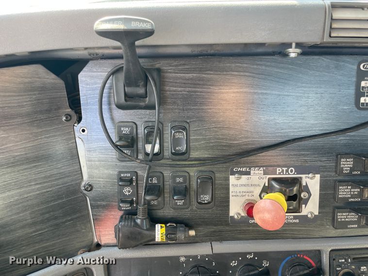 image for item IX9696 2006 Freightliner Columbia  semi truck