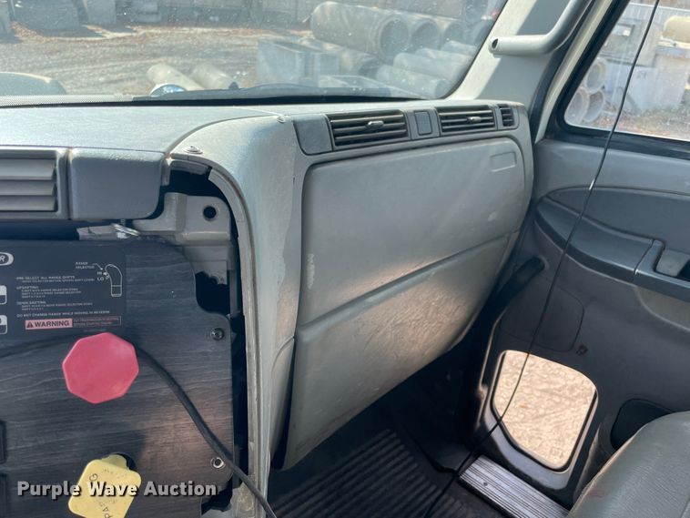 image for item IX9696 2006 Freightliner Columbia  semi truck