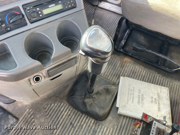 image for item IX9696 2006 Freightliner Columbia  semi truck