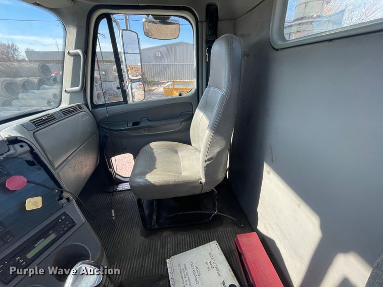 image for item IX9696 2006 Freightliner Columbia  semi truck