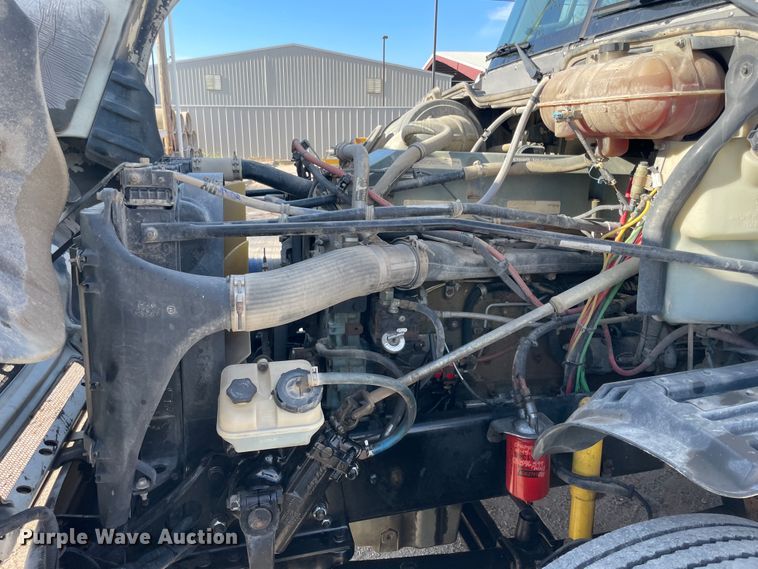 image for item IX9696 2006 Freightliner Columbia  semi truck