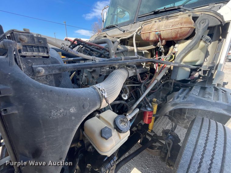 image for item IX9696 2006 Freightliner Columbia  semi truck