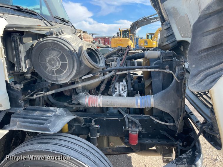 image for item IX9696 2006 Freightliner Columbia  semi truck