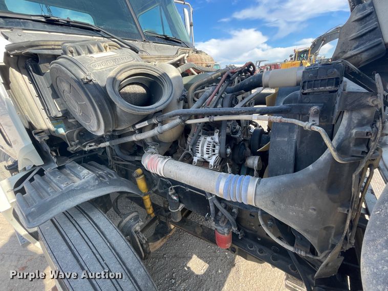 image for item IX9696 2006 Freightliner Columbia  semi truck