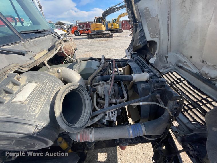 image for item IX9696 2006 Freightliner Columbia  semi truck