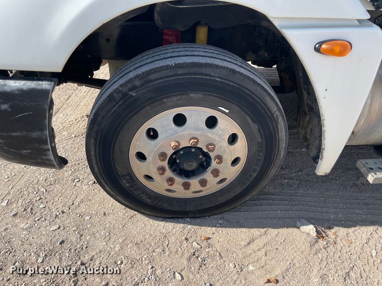 image for item IX9696 2006 Freightliner Columbia  semi truck