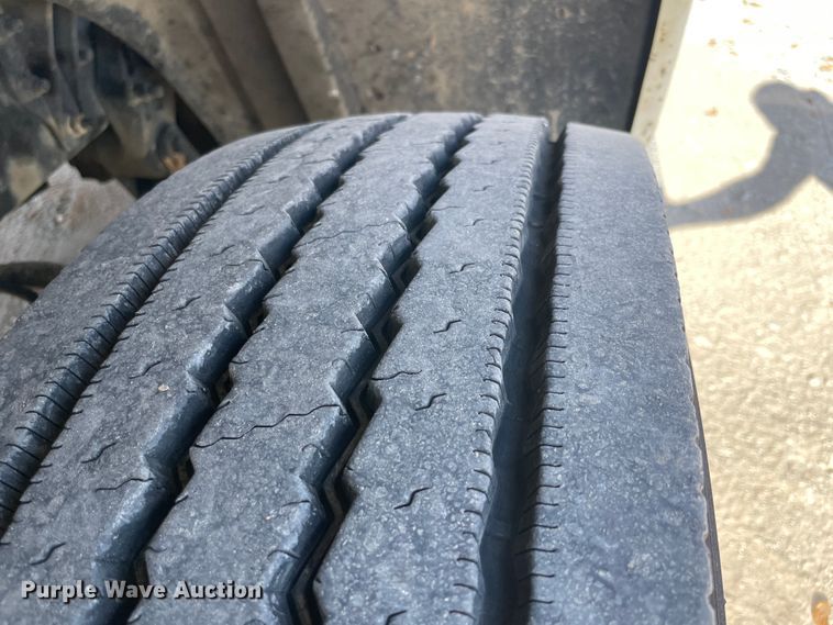 image for item IX9696 2006 Freightliner Columbia  semi truck