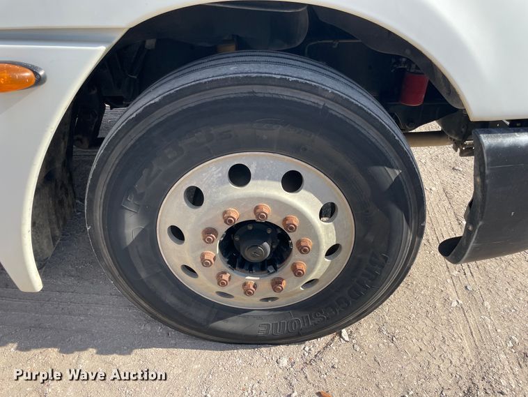 image for item IX9696 2006 Freightliner Columbia  semi truck