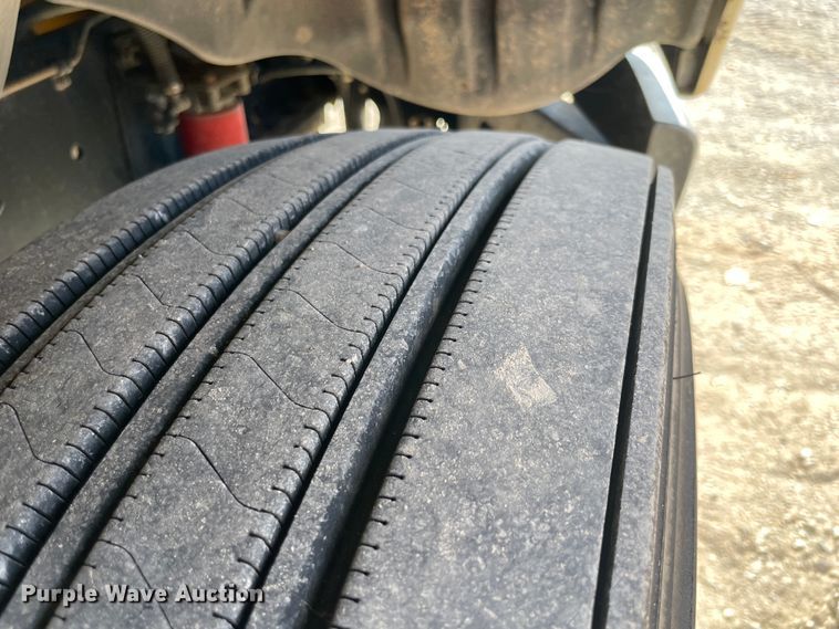 image for item IX9696 2006 Freightliner Columbia  semi truck