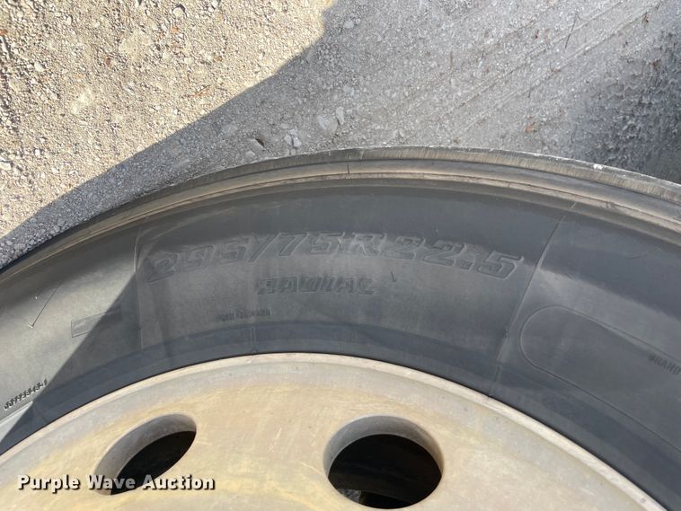 image for item IX9696 2006 Freightliner Columbia  semi truck