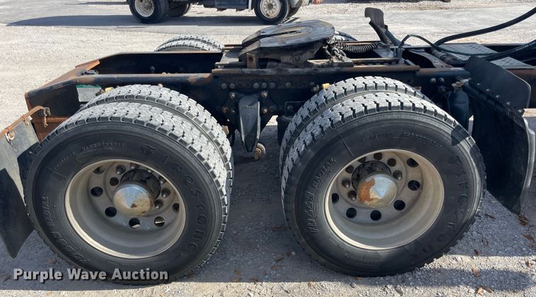 image for item IX9696 2006 Freightliner Columbia  semi truck