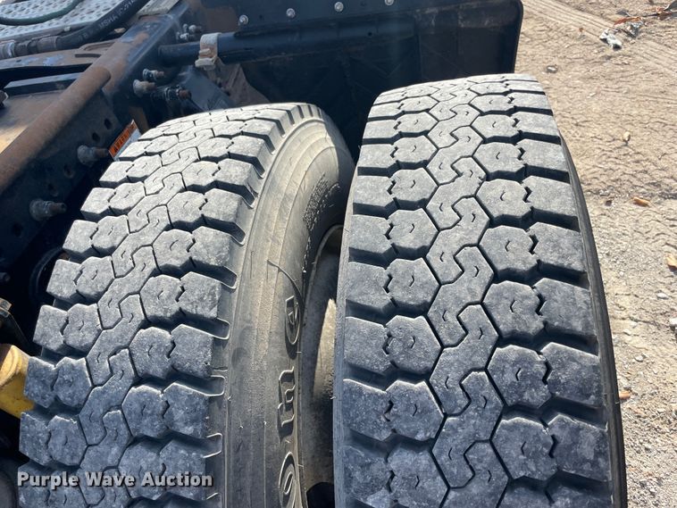 image for item IX9696 2006 Freightliner Columbia  semi truck