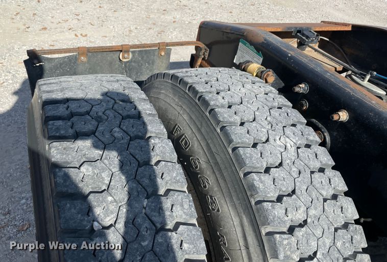 image for item IX9696 2006 Freightliner Columbia  semi truck