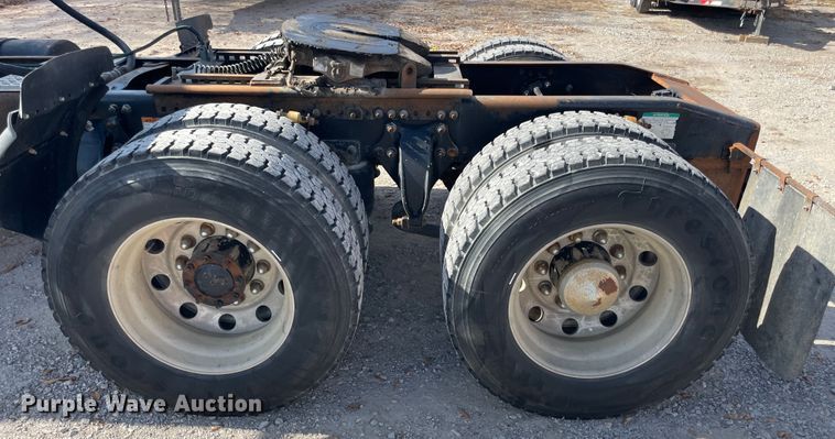 image for item IX9696 2006 Freightliner Columbia  semi truck