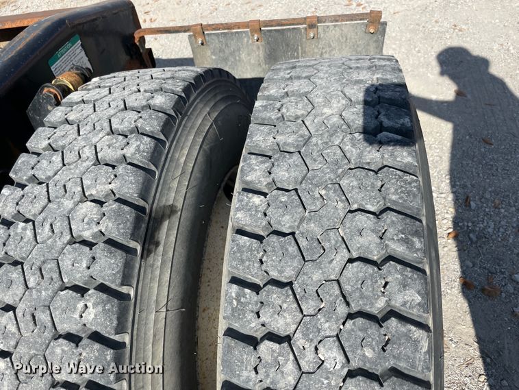 image for item IX9696 2006 Freightliner Columbia  semi truck