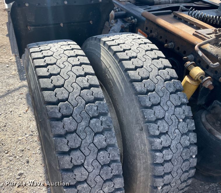 image for item IX9696 2006 Freightliner Columbia  semi truck