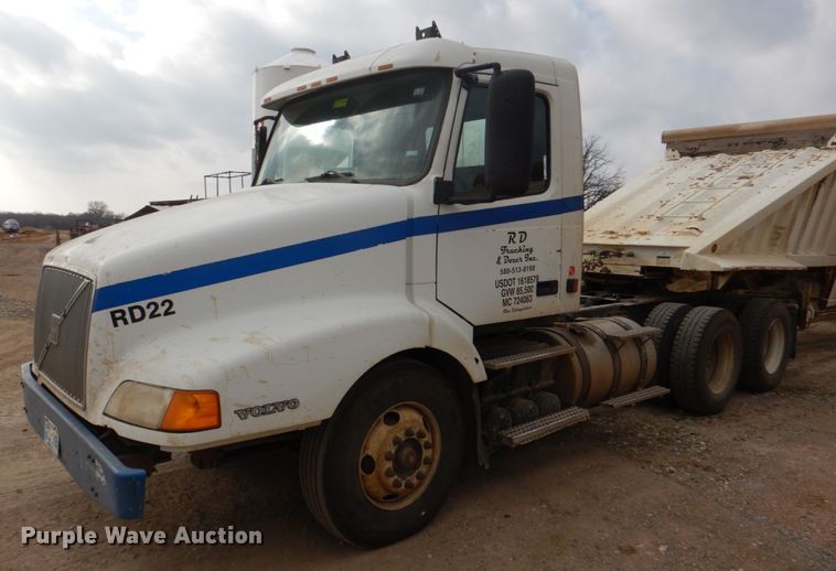 image for item JD9497 1999 Volvo VN  semi truck