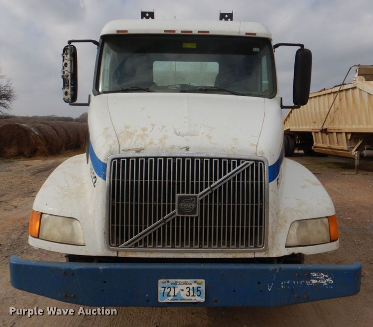 image for item JD9497 1999 Volvo VN  semi truck