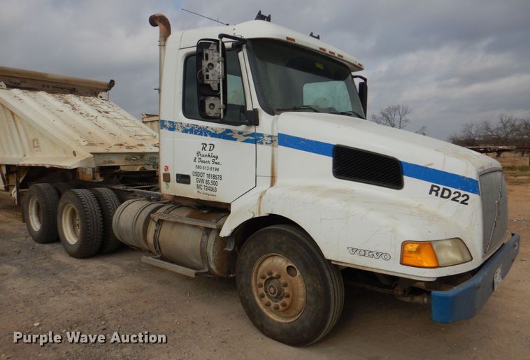 image for item JD9497 1999 Volvo VN  semi truck