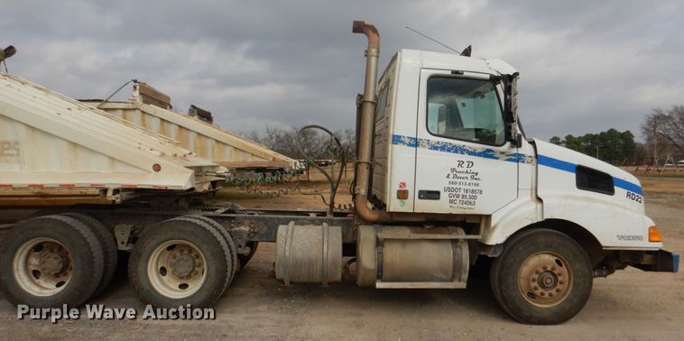 image for item JD9497 1999 Volvo VN  semi truck