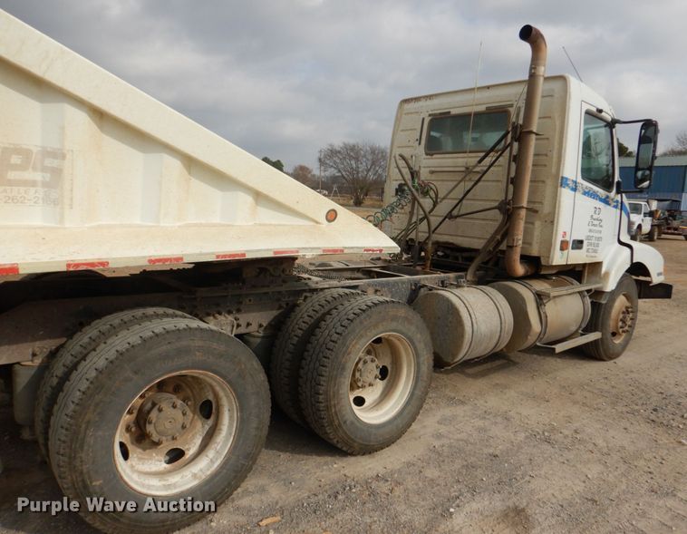 image for item JD9497 1999 Volvo VN  semi truck