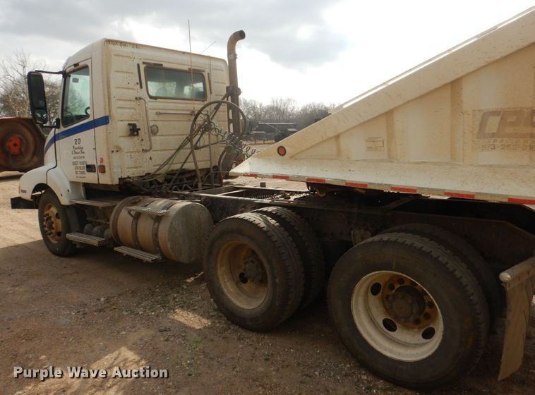 image for item JD9497 1999 Volvo VN  semi truck