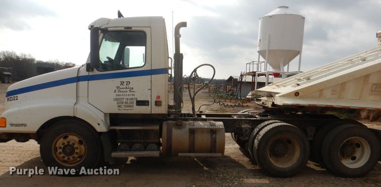 image for item JD9497 1999 Volvo VN  semi truck