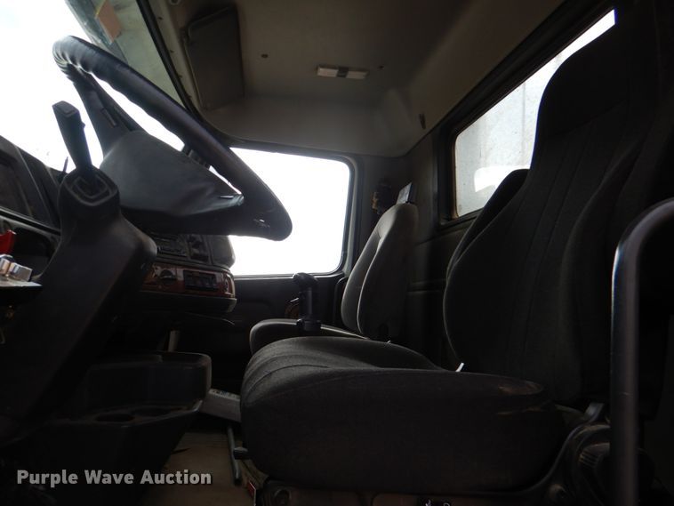 image for item JD9497 1999 Volvo VN  semi truck