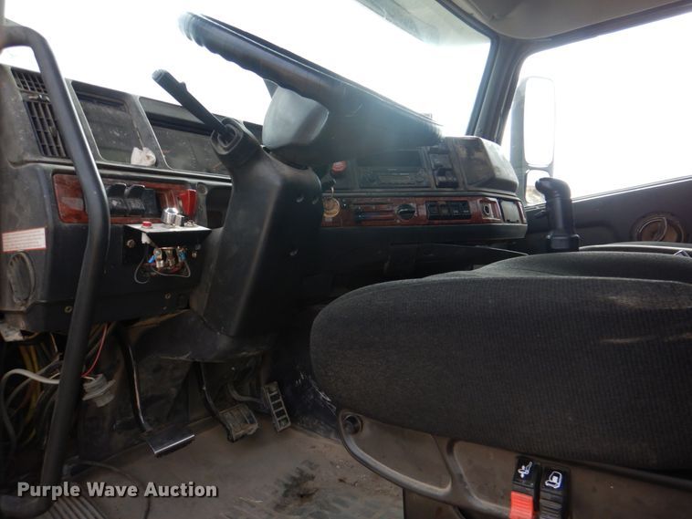 image for item JD9497 1999 Volvo VN  semi truck