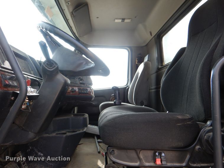 image for item JD9497 1999 Volvo VN  semi truck