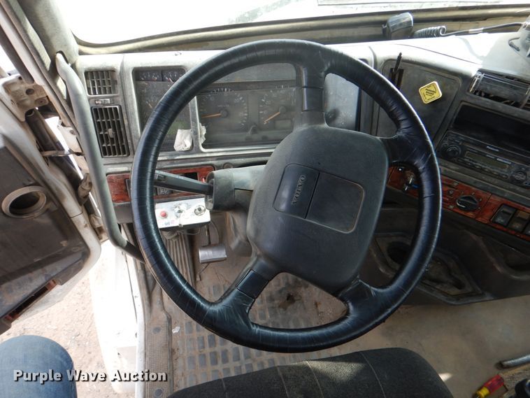 image for item JD9497 1999 Volvo VN  semi truck