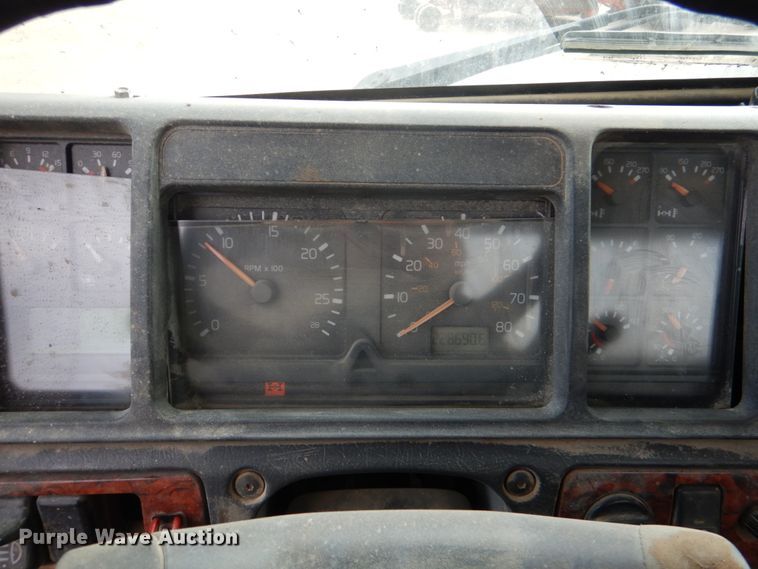 image for item JD9497 1999 Volvo VN  semi truck