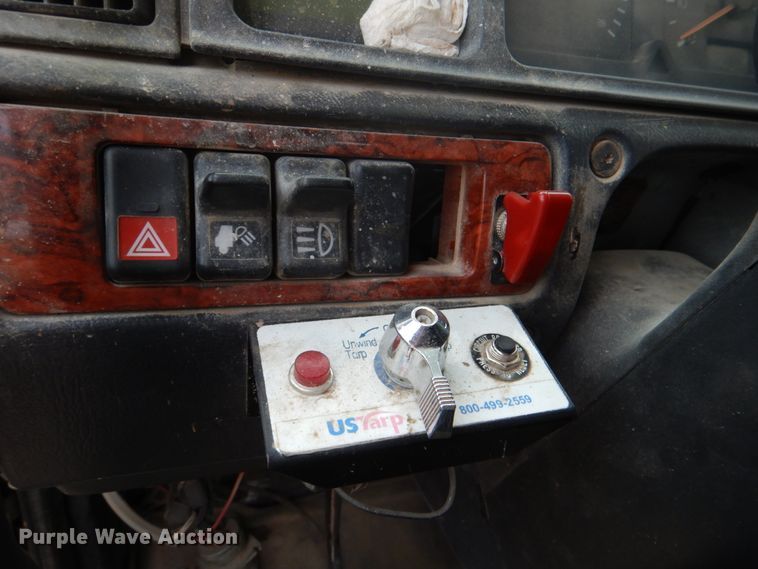 image for item JD9497 1999 Volvo VN  semi truck