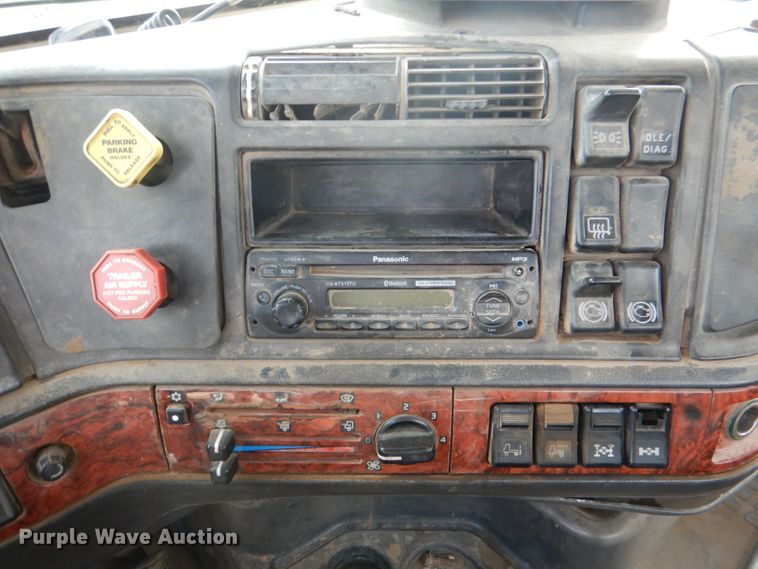 image for item JD9497 1999 Volvo VN  semi truck