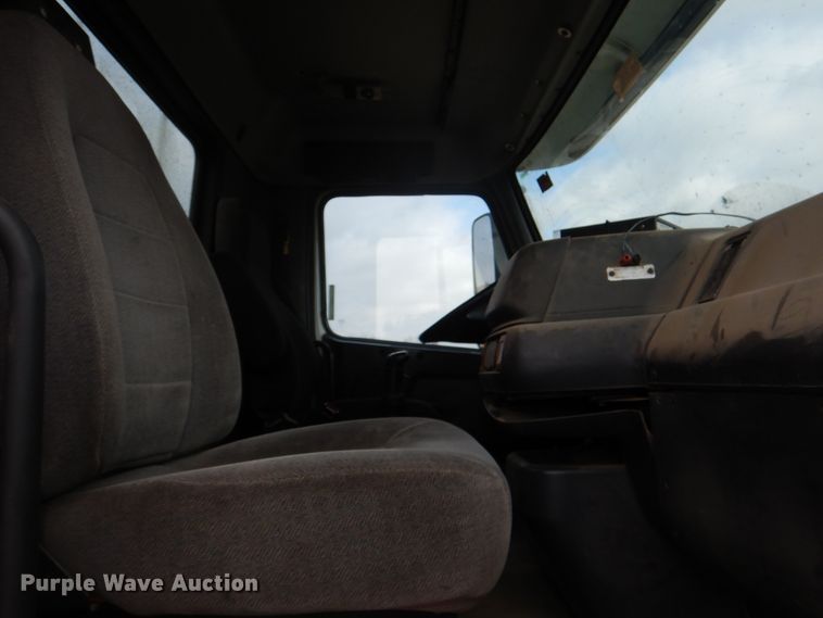 image for item JD9497 1999 Volvo VN  semi truck