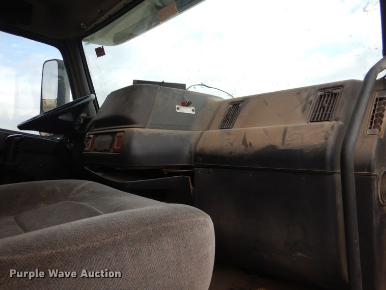 image for item JD9497 1999 Volvo VN  semi truck