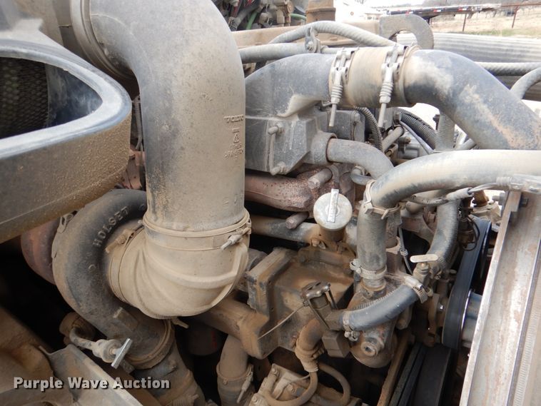 image for item JD9497 1999 Volvo VN  semi truck