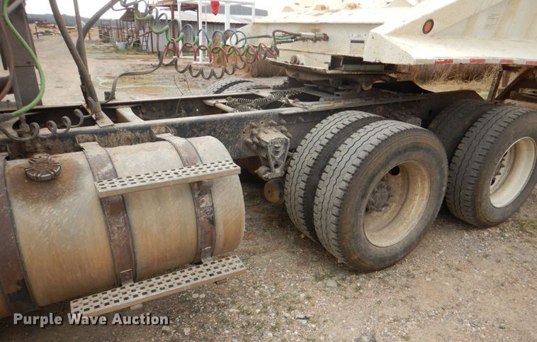 image for item JD9497 1999 Volvo VN  semi truck