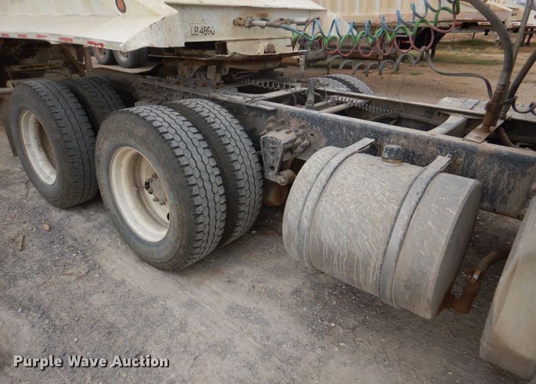 image for item JD9497 1999 Volvo VN  semi truck