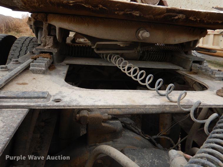 image for item JD9497 1999 Volvo VN  semi truck