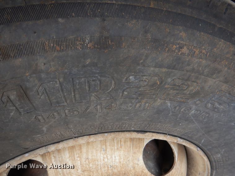 image for item JD9497 1999 Volvo VN  semi truck