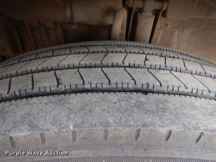 image for item JD9497 1999 Volvo VN  semi truck