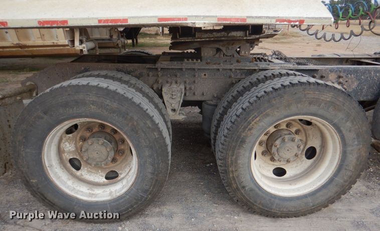 image for item JD9497 1999 Volvo VN  semi truck