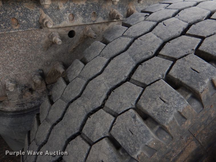 image for item JD9497 1999 Volvo VN  semi truck