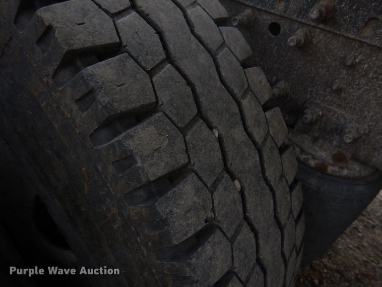 image for item JD9497 1999 Volvo VN  semi truck