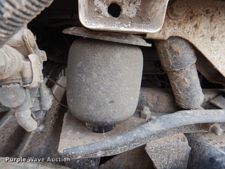 image for item JD9497 1999 Volvo VN  semi truck