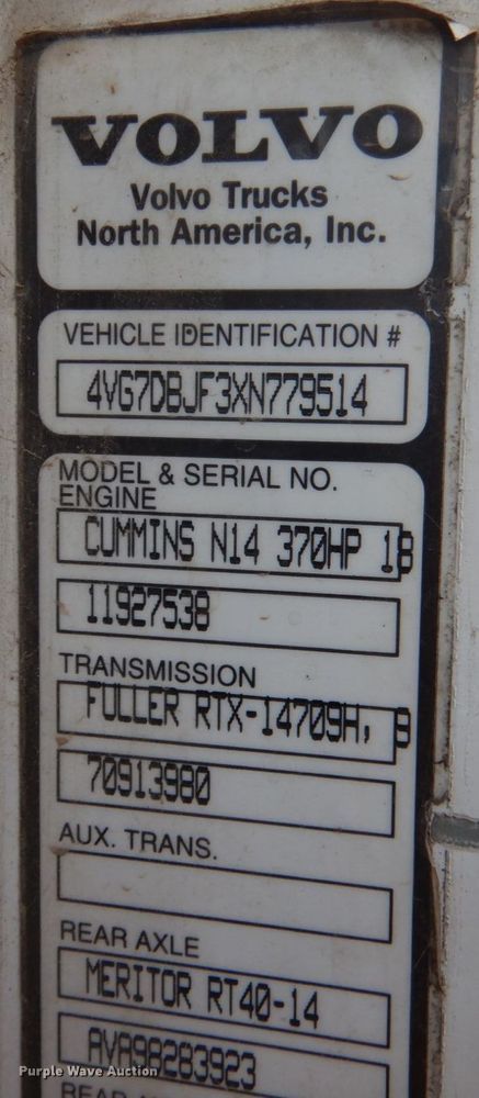 image for item JD9497 1999 Volvo VN  semi truck