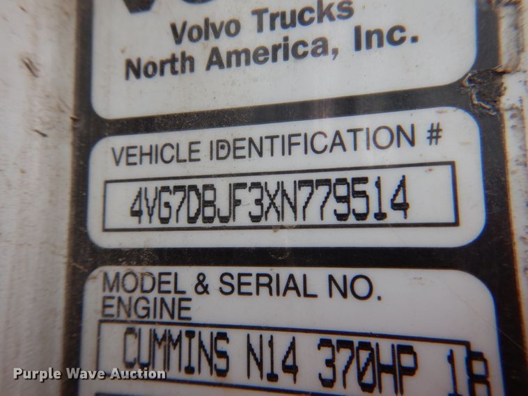 image for item JD9497 1999 Volvo VN  semi truck